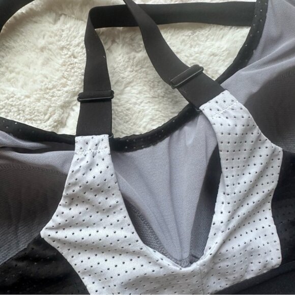Victoria's Secret | Black, White and Gray Mesh Lightweight Sports Bra | Size 36C - Picture 5 of 8